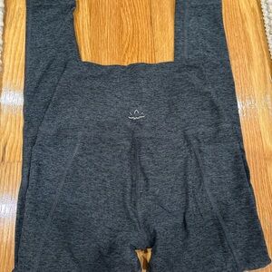 Beyond yoga gray leggings